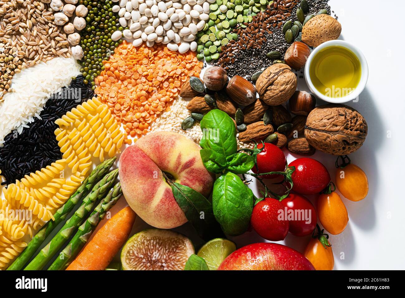 ingredientes y productos vegetales básicos: cereales, legumbres, verduras y  frutas frescas, aceites, semillas y frutos secos. dieta saludable  equilibrada aislada sobre blanco Fotografía de stock - Alamy
