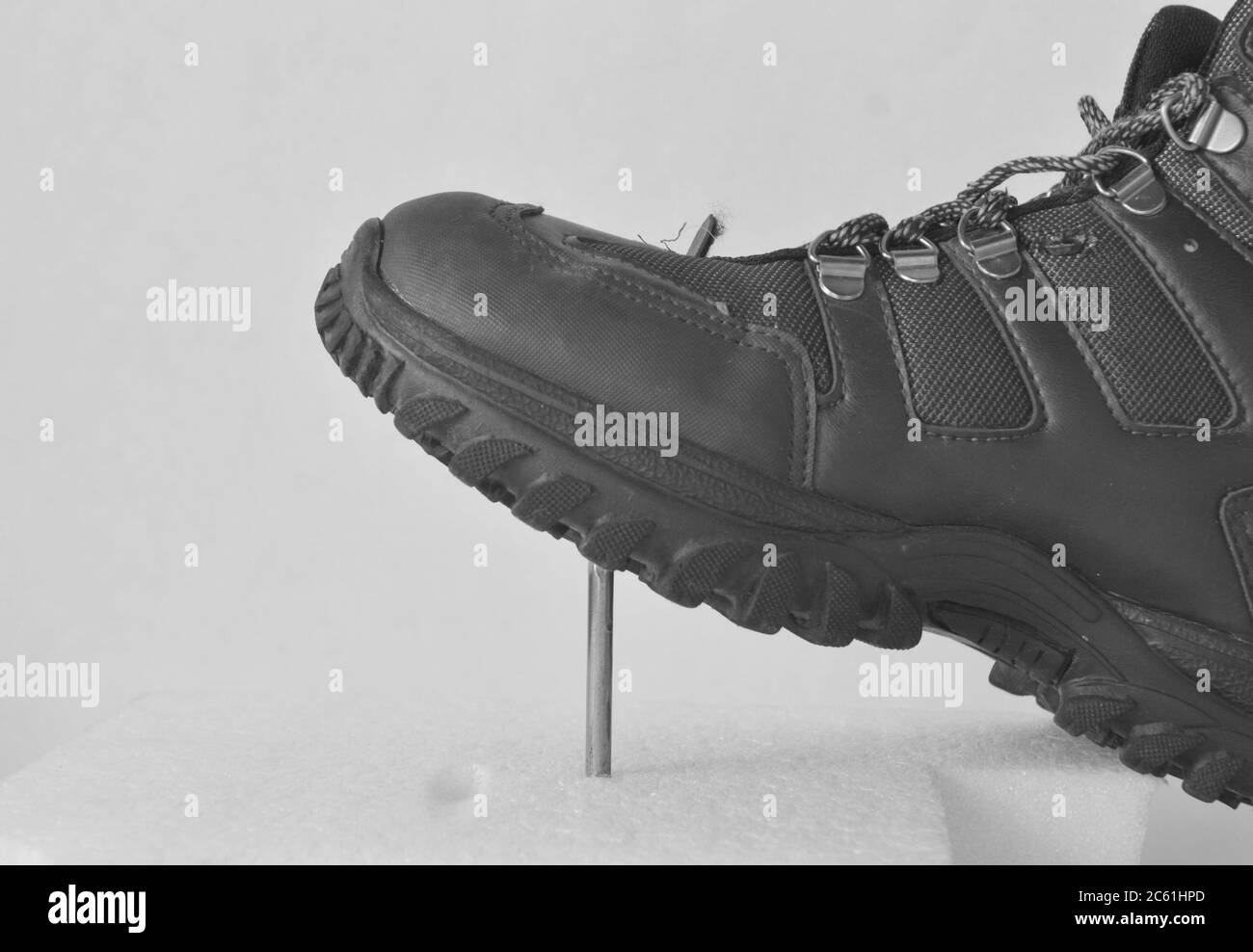 Trabajador en botas de seguridad, cuero pisando en un clavo, cuero bota en  vista lateral, fondo blanco, concepto foto, zoom, Brasil América del Sur  Fotografía de stock - Alamy