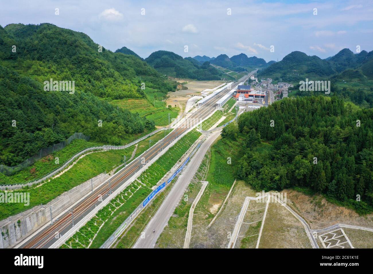 Liupanshui. 6 de julio de 2020. Foto aérea tomada el 6 de julio de 2020 muestra el ferrocarril Anshun-Liupanshui en la provincia de Guizhou, al suroeste de China. El ferrocarril interurbano Anshun-Liupanshui, con una velocidad de 250 km por hora, está en preparación para su apertura. El ferrocarril acortará el tiempo de viaje entre Guiyang y Liupanshui de las actuales 3.5 horas a aproximadamente 1 hora, y la ciudad de Liupanshui estará completamente conectada con la red nacional de trenes de alta velocidad. Crédito: Liu Xu/Xinhua/Alamy Live News Foto de stock