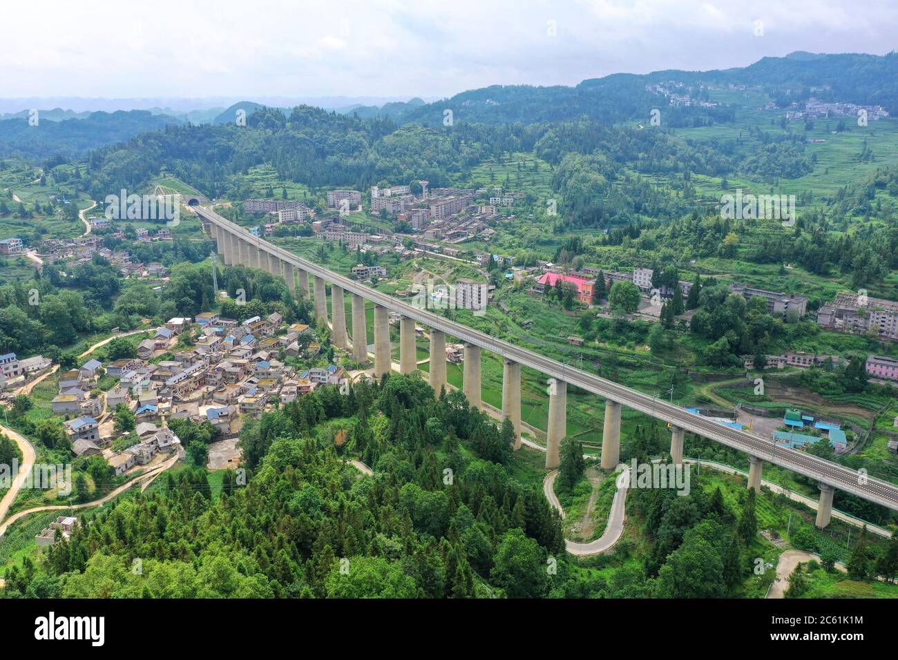 Liupanshui. 6 de julio de 2020. Foto aérea tomada el 6 de julio de 2020 muestra un puente ferroviario a lo largo del ferrocarril Anshun-Liupanshui en la provincia de Guizhou, al suroeste de China. El ferrocarril interurbano Anshun-Liupanshui, con una velocidad de 250 km por hora, está en preparación para su apertura. El ferrocarril acortará el tiempo de viaje entre Guiyang y Liupanshui de las actuales 3.5 horas a aproximadamente 1 hora, y la ciudad de Liupanshui estará completamente conectada con la red nacional de trenes de alta velocidad. Crédito: Liu Xu/Xinhua/Alamy Live News Foto de stock