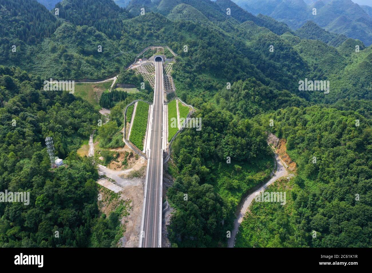 Liupanshui. 6 de julio de 2020. Foto aérea tomada el 6 de julio de 2020 muestra un puente ferroviario a lo largo del ferrocarril Anshun-Liupanshui en la provincia de Guizhou, al suroeste de China. El ferrocarril interurbano Anshun-Liupanshui, con una velocidad de 250 km por hora, está en preparación para su apertura. El ferrocarril acortará el tiempo de viaje entre Guiyang y Liupanshui de las actuales 3.5 horas a aproximadamente 1 hora, y la ciudad de Liupanshui estará completamente conectada con la red nacional de trenes de alta velocidad. Crédito: Liu Xu/Xinhua/Alamy Live News Foto de stock