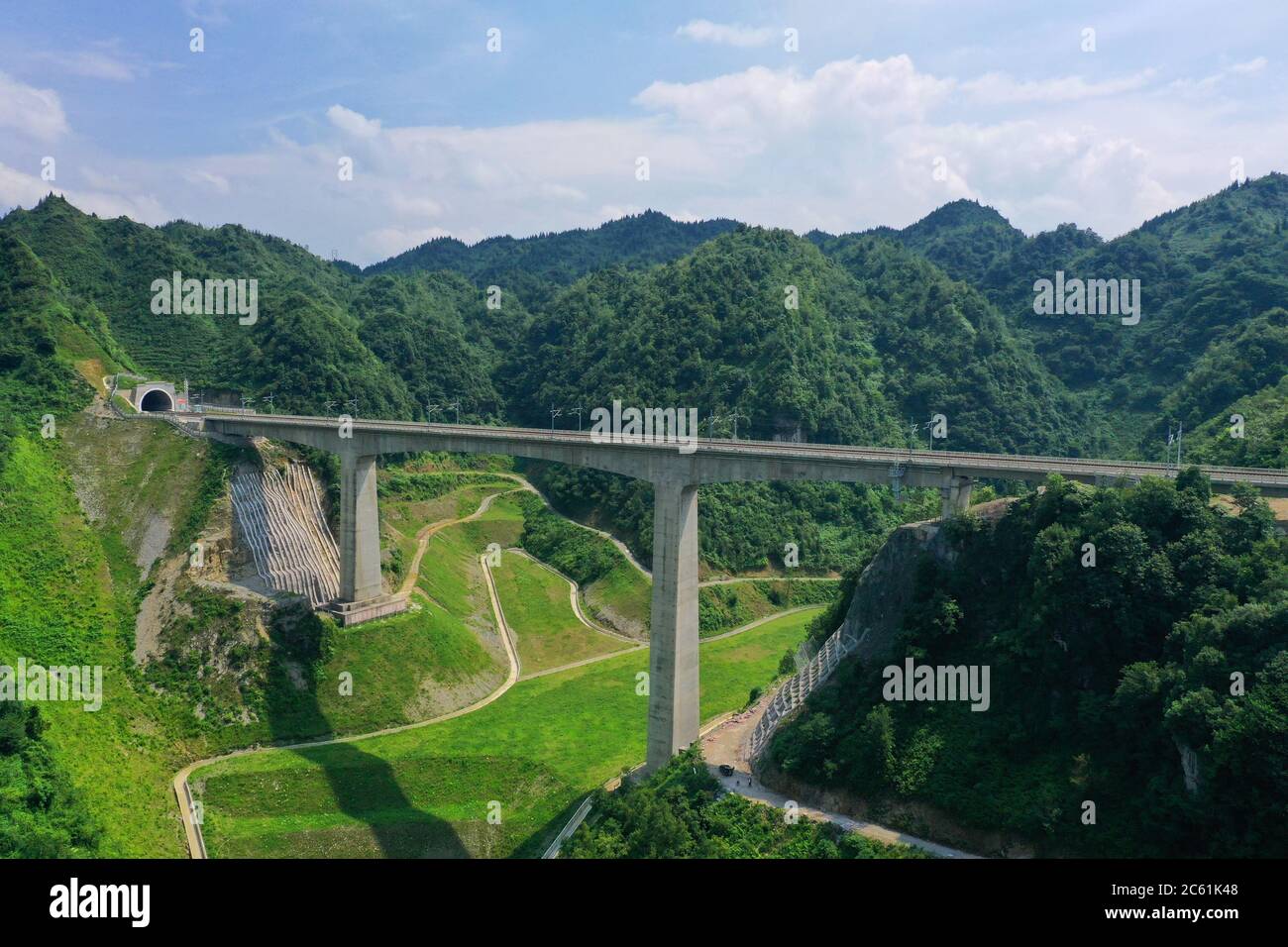 Liupanshui. 6 de julio de 2020. Foto aérea tomada el 6 de julio de 2020 muestra un puente ferroviario a lo largo del ferrocarril Anshun-Liupanshui en la provincia de Guizhou, al suroeste de China. El ferrocarril interurbano Anshun-Liupanshui, con una velocidad de 250 km por hora, está en preparación para su apertura. El ferrocarril acortará el tiempo de viaje entre Guiyang y Liupanshui de las actuales 3.5 horas a aproximadamente 1 hora, y la ciudad de Liupanshui estará completamente conectada con la red nacional de trenes de alta velocidad. Crédito: Liu Xu/Xinhua/Alamy Live News Foto de stock