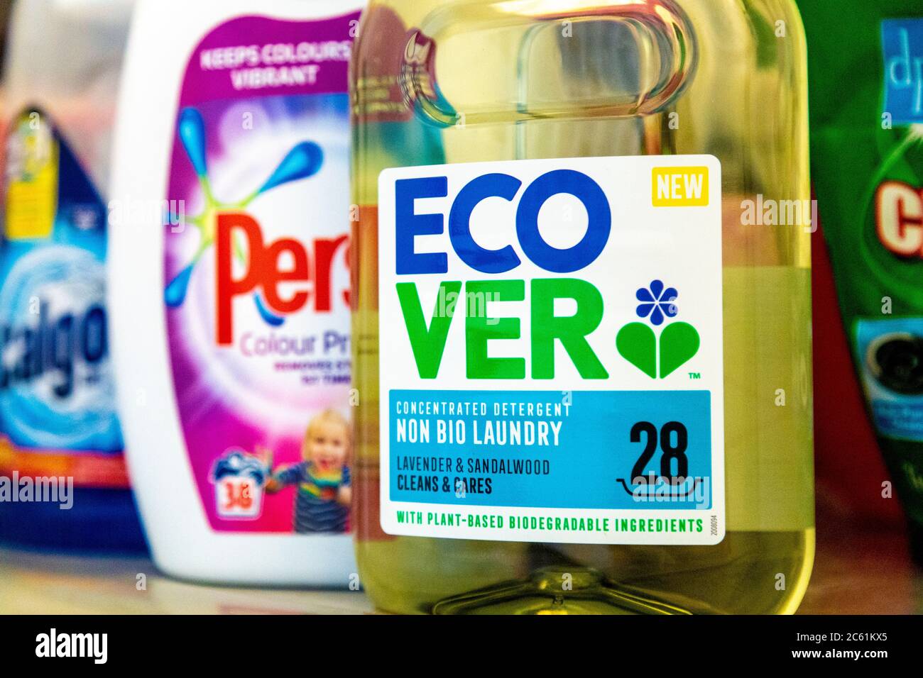 Primer plano de detergente ecológico para ropa Foto de stock