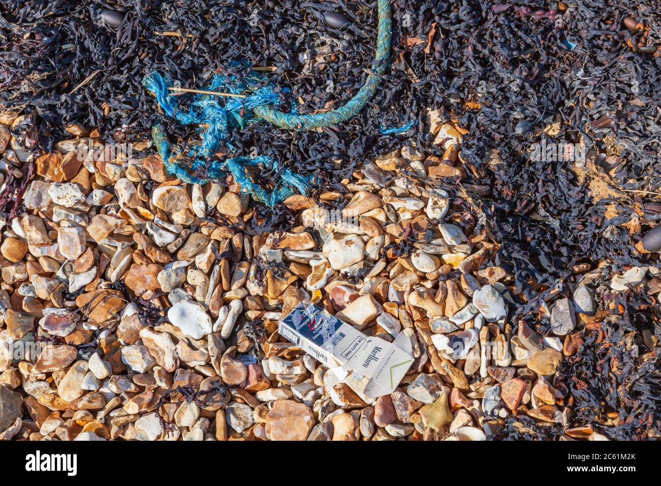Varios artículos de basura lavados en Eastney Beach, desde plástico a papel, encendedores de cigarrillos a Paintbrushes, Langstone Harbor, Portsmouth, Reino Unido Foto de stock