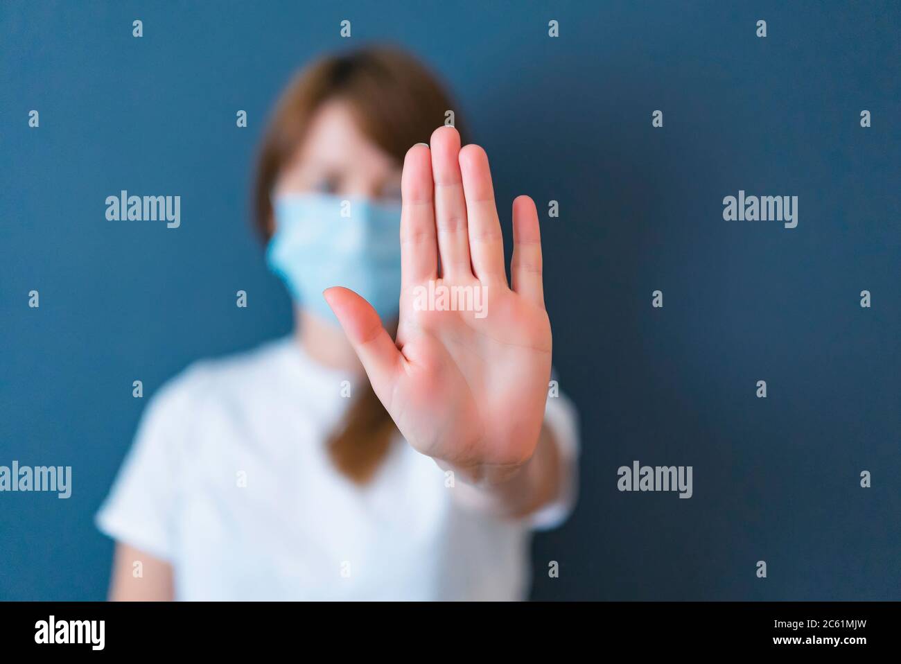 Concepto de coronavirus. Chica que usa máscara para la protección de la  enfermedad y mostrar stop manos gesto para detener el brote del virus  corona. Llamamiento global para permanecer en el popa