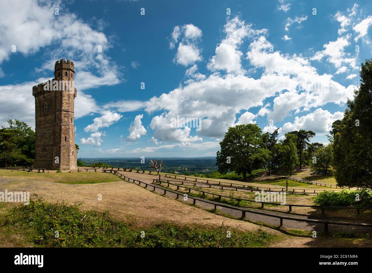 Paisaje con una torre en la cima de la colina de Leith, Inglaterra, Reino Unido Foto de stock