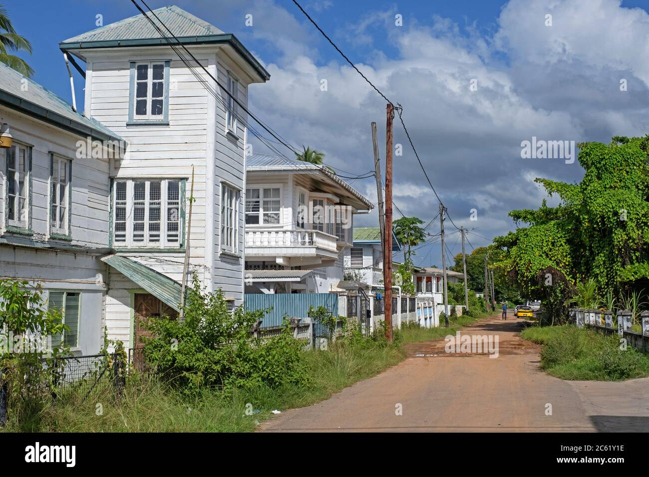Casas coloniales de madera blanca en el centro de la ciudad vieja de