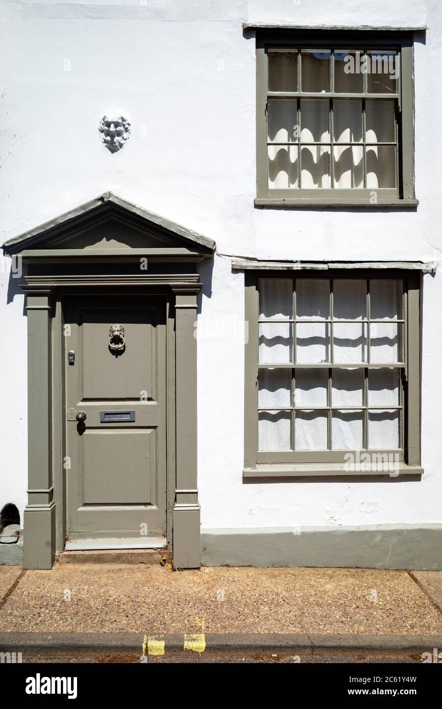 Puertas y ventanas pintadas de gris fotografías e imágenes de alta  resolución - Alamy