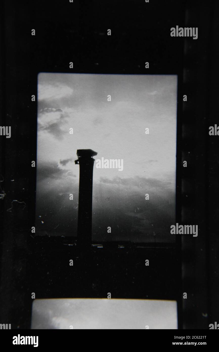 Foto en blanco y negro de la torre de control del aeropuerto o'Hare. Foto de stock