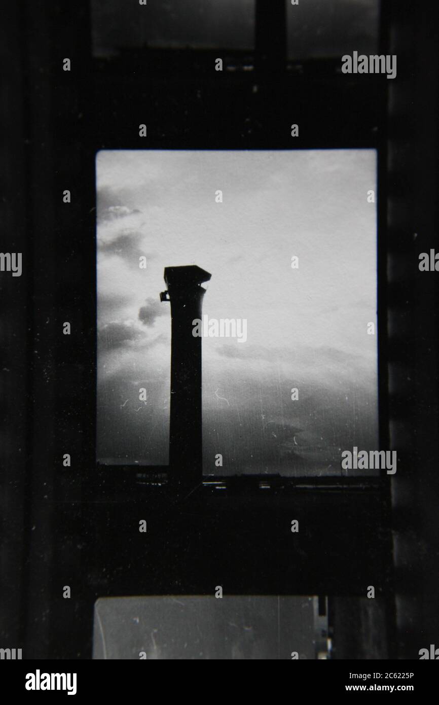 Foto en blanco y negro de la torre de control del aeropuerto o'Hare. Foto de stock