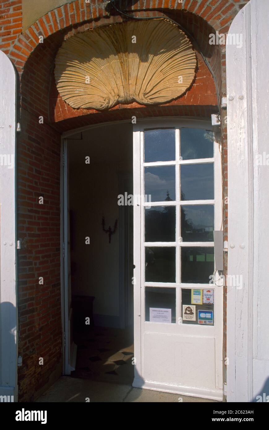 Concha como decoración puerta del Chateau du Landel Rouen Normandía Francia Foto de stock