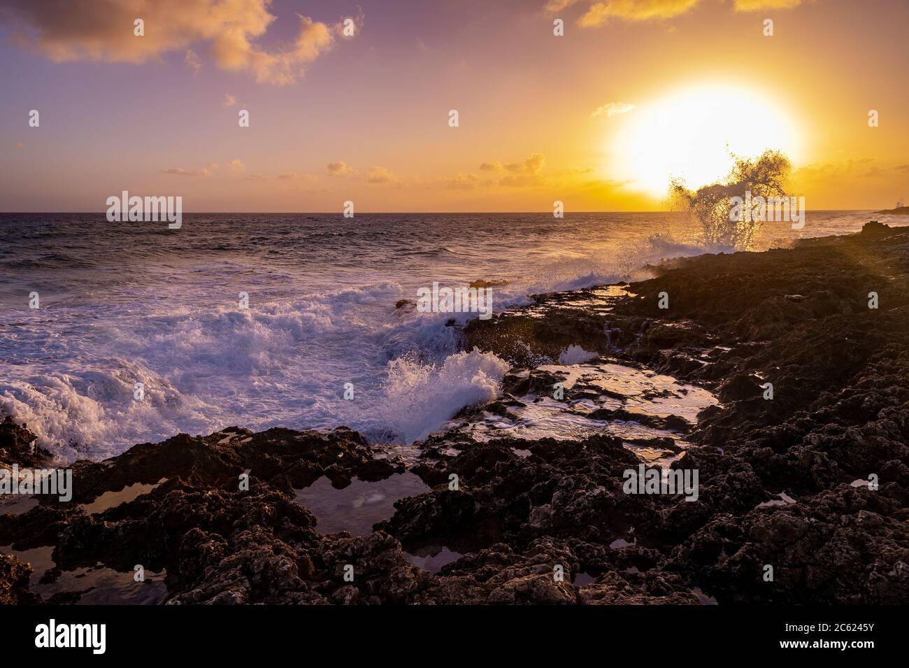 Olas grandes salpicando contra rocas, Blowholes Gran Caimán Foto de stock