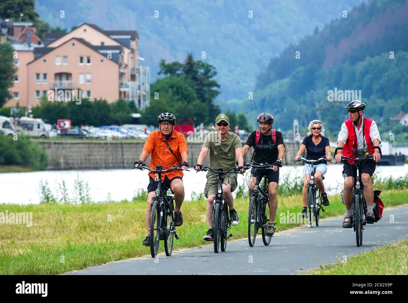 Un grupo de ancianos alemanes montando en bicicleta en un carril bici en el valle del río Elbe cerca de Bad Schandau Alemania Foto de stock