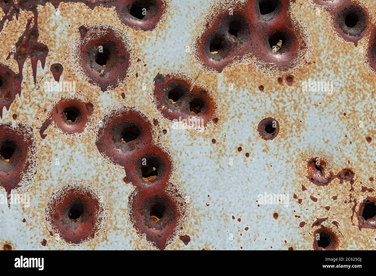 Detalle de agujeros de bala en refrigerador abandonado, Rock Springs Wyoming, EE.UU Foto de stock