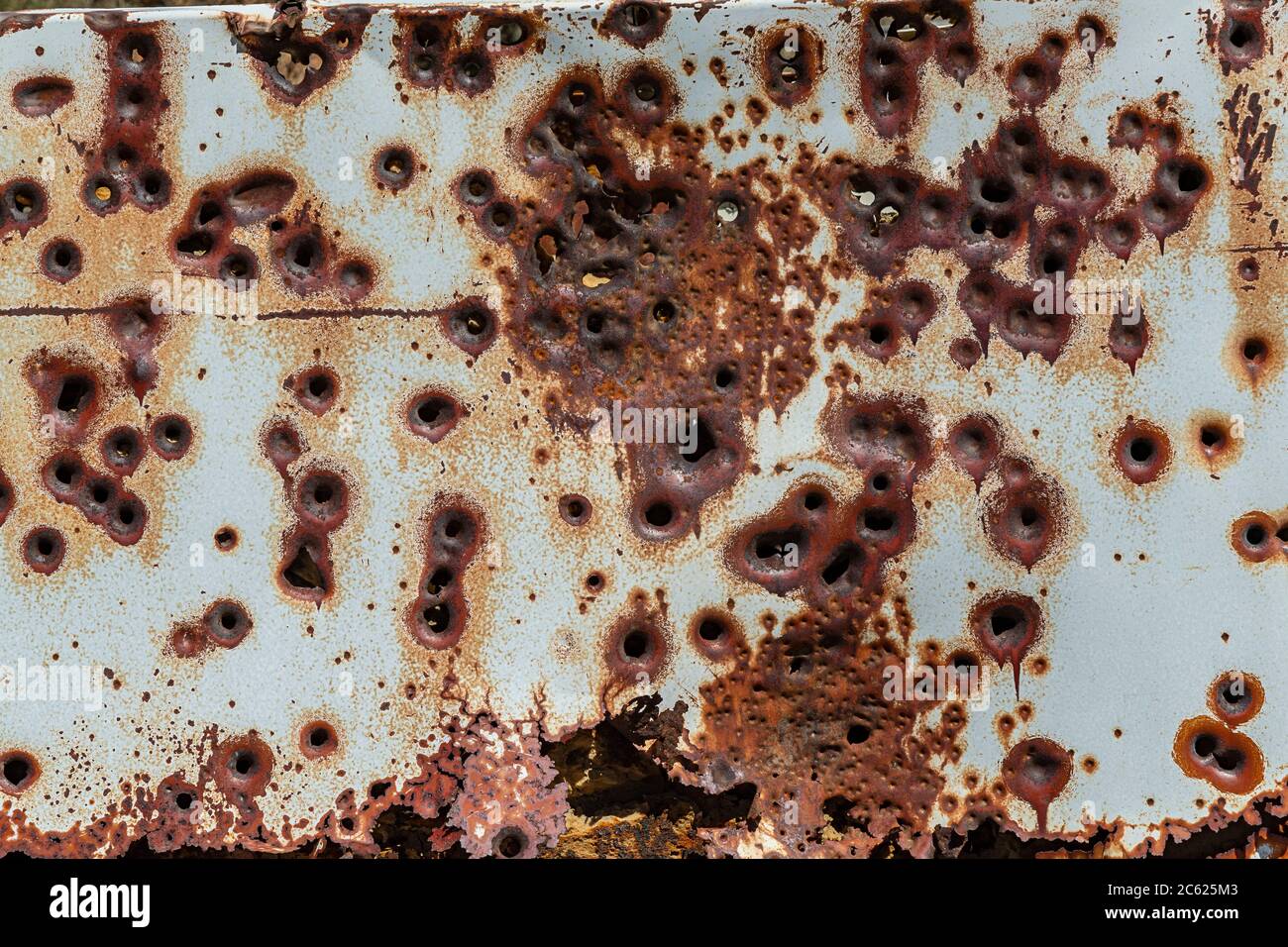 Detalle de agujeros de bala en refrigerador abandonado, Rock Springs Wyoming, EE.UU Foto de stock