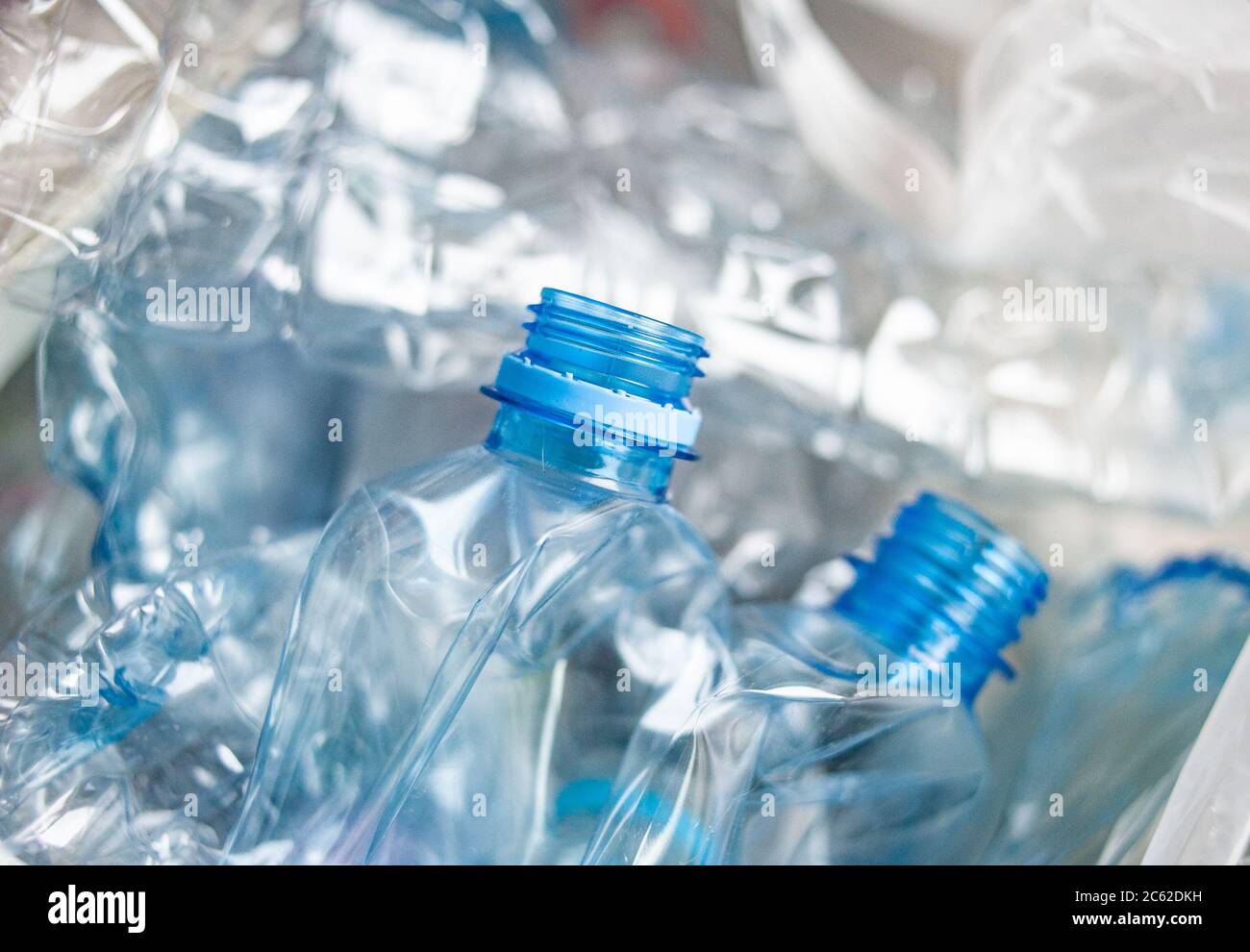 Concepto de cero residuos: Botellas de plástico en papelera de reciclaje Foto de stock