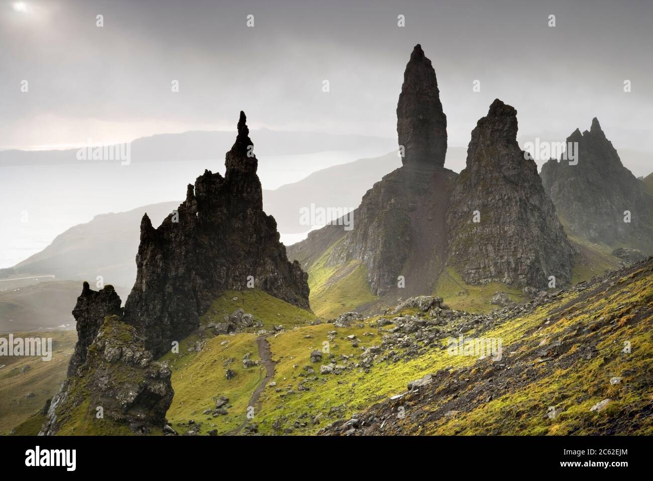 El Storr (Aguja de roca y Viejo de Storr), Isla de Skye, Escocia, Reino Unido Foto de stock