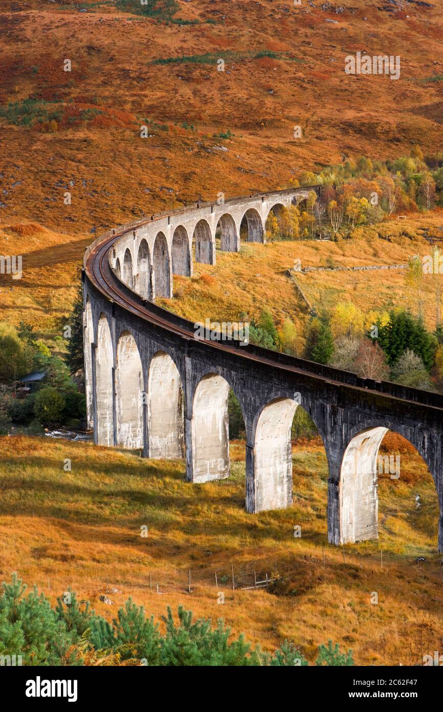 Viaducto de Glenfinnan en otoño, Highland, Scotland, Reino Unido Foto de stock