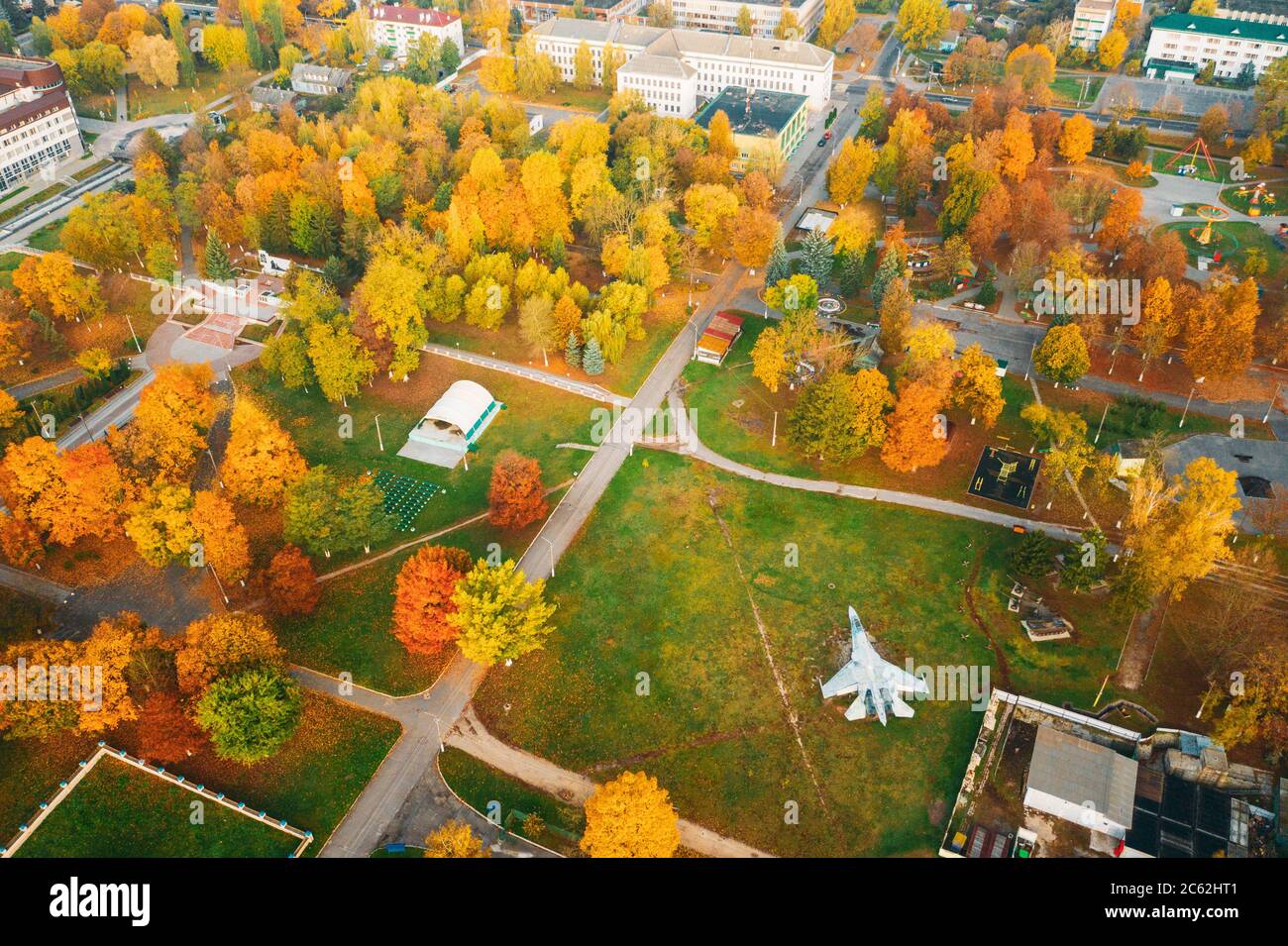 Pinsk, región de Brest de Belarús, en la región de Polesia. Ciudad de Pinsk Skyline en día de otoño. Vista de pájaro del Parque de la ciudad con aviones militares y Foto de stock