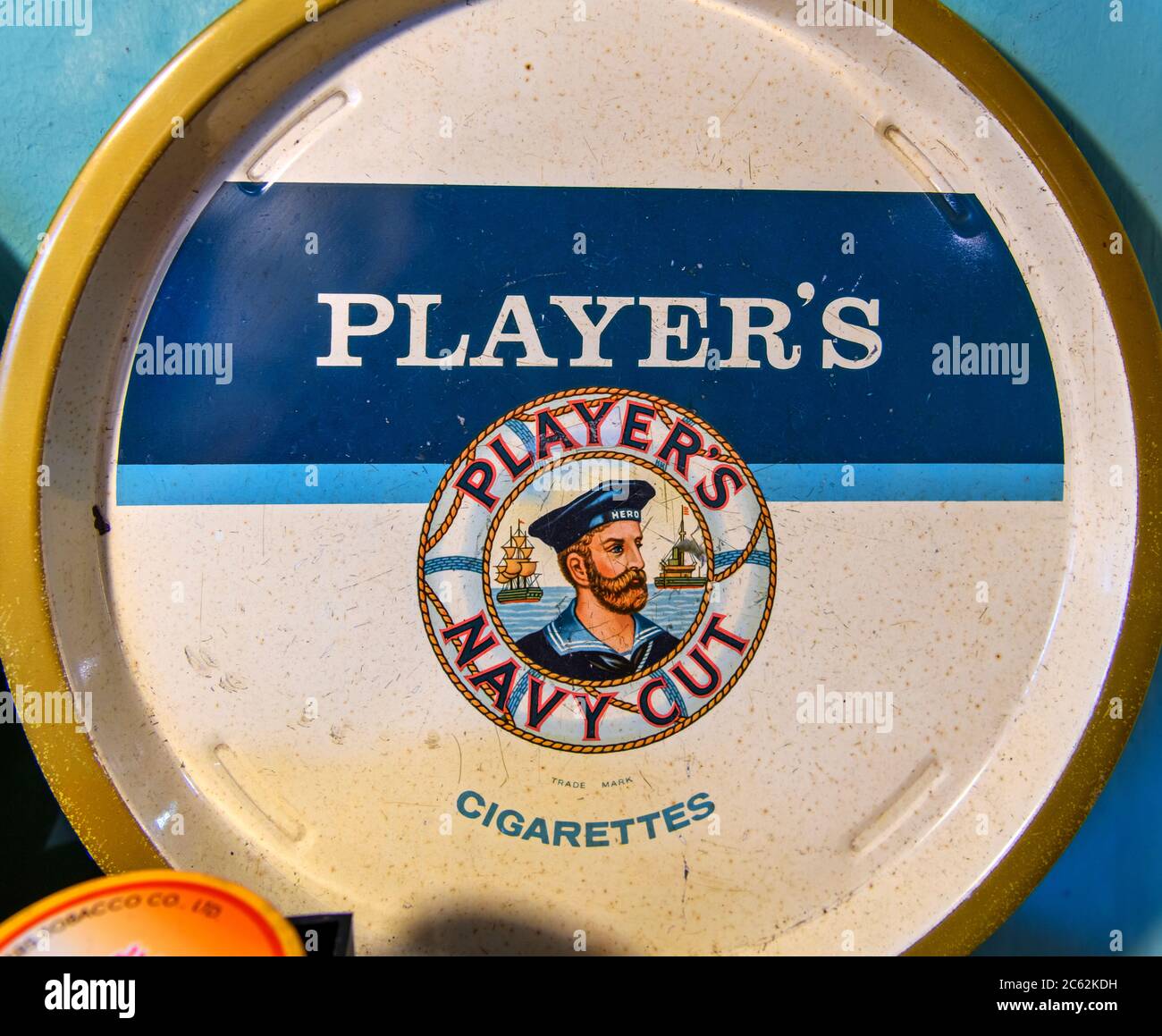 El jugador de la Marina de cortar el anuncio de cigarrillos en una bandeja vieja Foto de stock