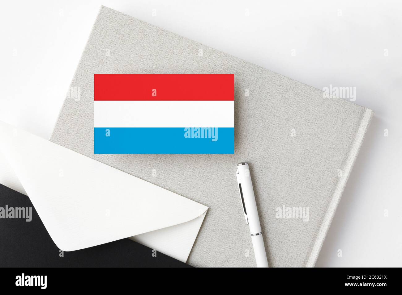 Bandera de Luxemburgo sobre fondo minimalista de la carta. Sobre de