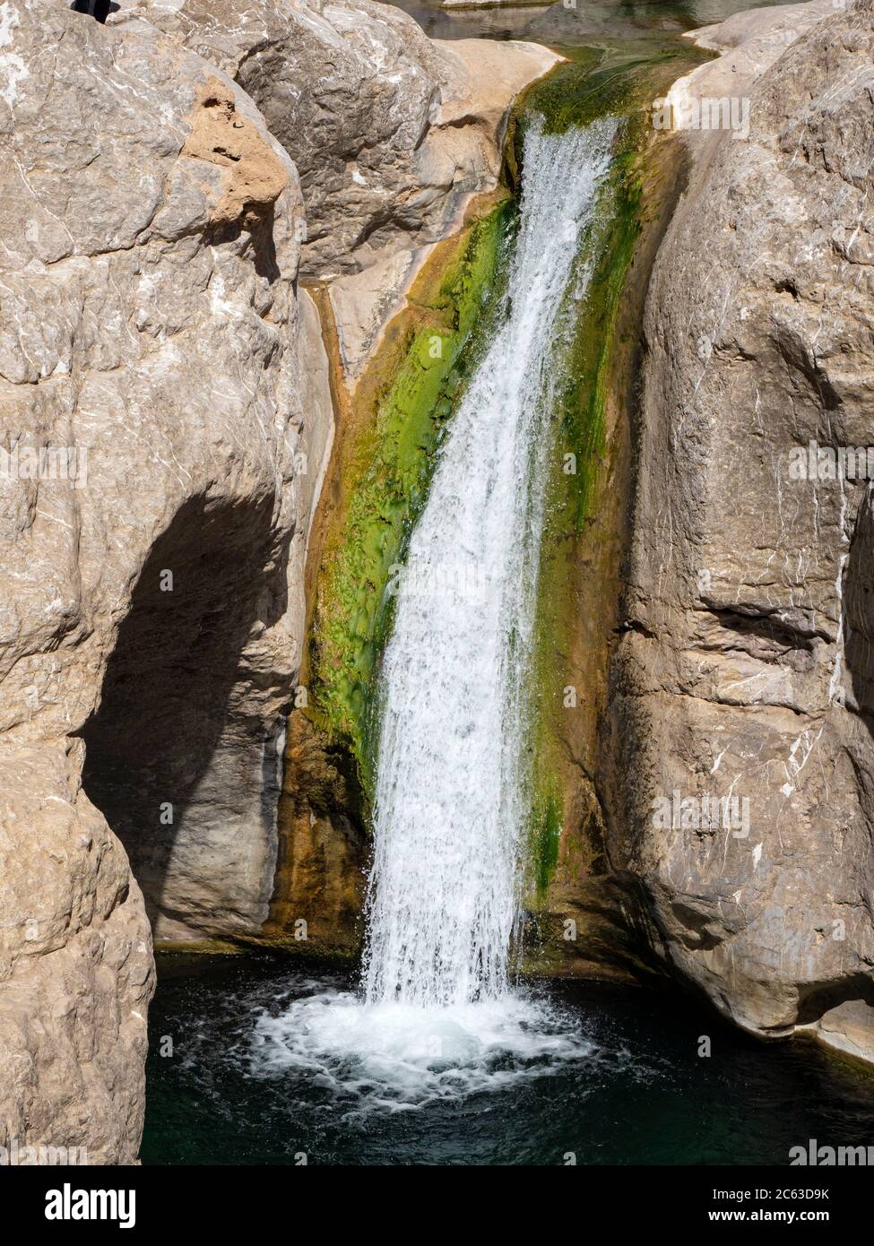 Cascada cayendo en piscinas de forma natural en Wadi Bani Khalid, Sultanato de Omán. Foto de stock