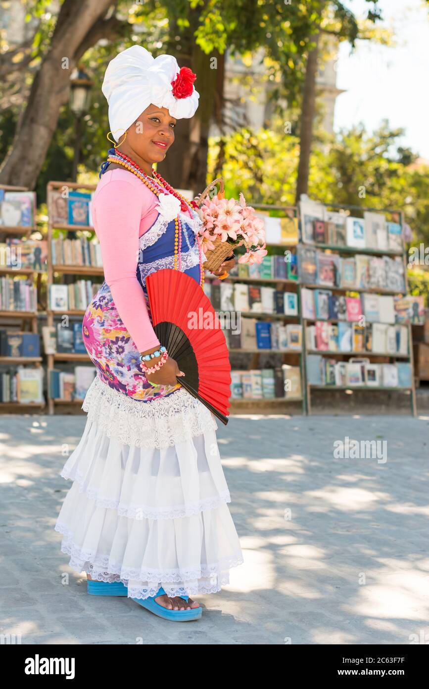 Atractiva mujer cubana vestida con un vestido tradicional en la Habana  Vieja Fotografía de stock - Alamy