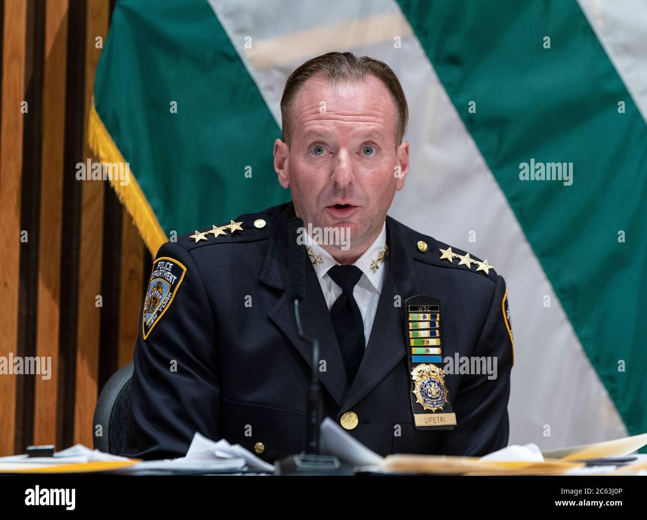 Nueva York, NY - 6 de julio de 2020: El Jefe de estrategias de Control de delitos Mike LiPetri habla durante la conferencia de prensa en una plaza de la Policía Foto de stock
