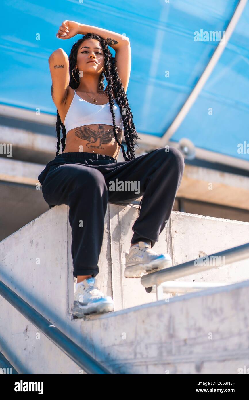 Niña negra con tatuajes, bailarina de trampas en foto urbana Fotografía de  stock - Alamy