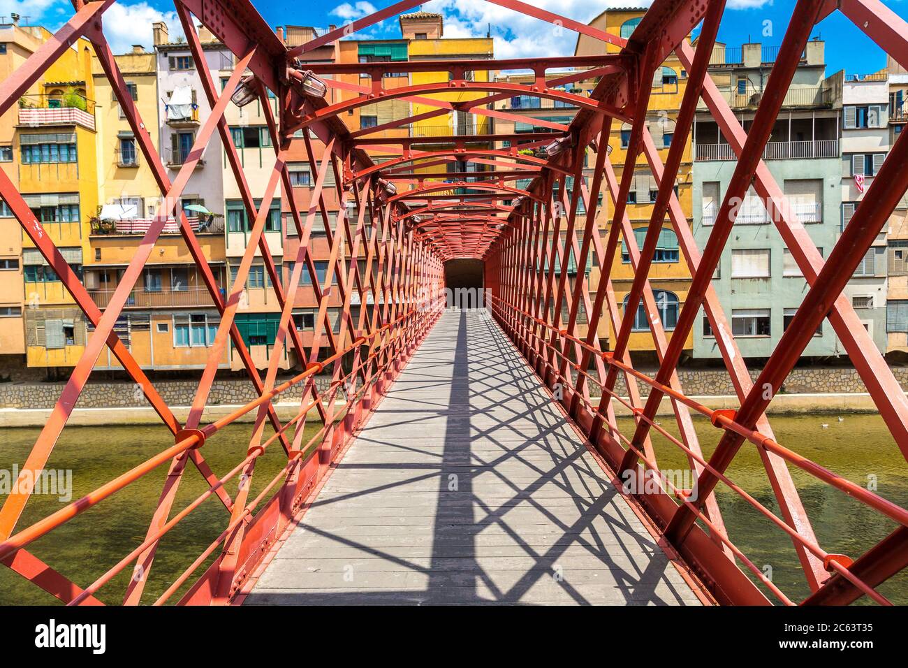 Puente de hierro rojo - Puente Eiffel en Girona, en un hermoso día de  verano, Cataluña, España Fotografía de stock - Alamy