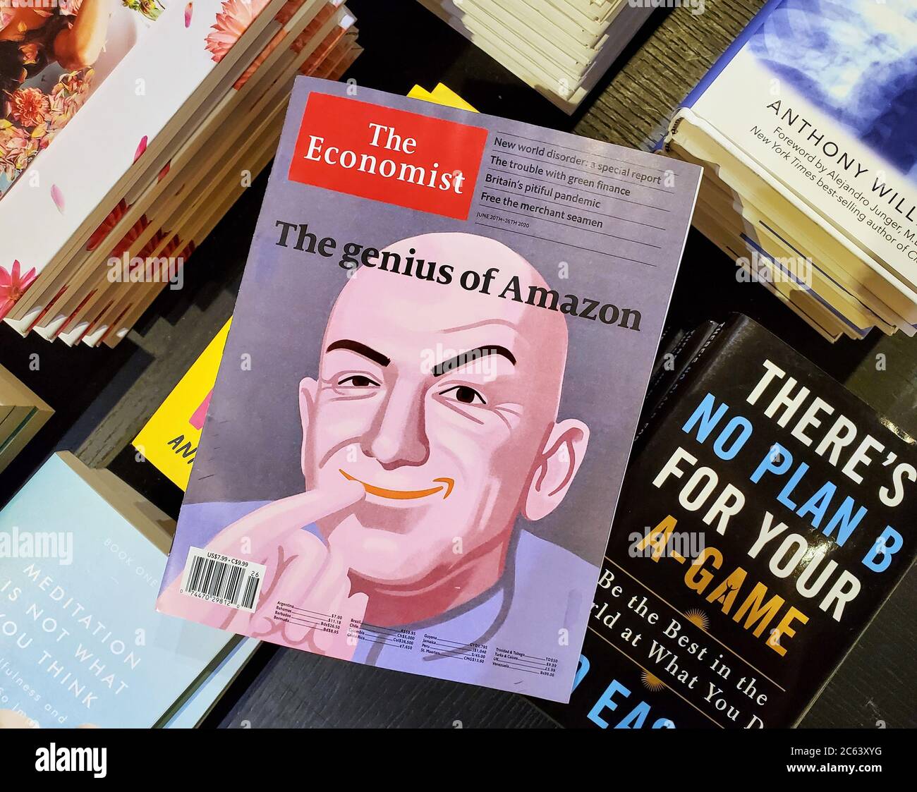 Montreal, Canadá - 30 de junio de 2020: El título de genio de Amazon y una imagen de Jeff Bezos como el periódico Dr. Evil on the Economist sobre una pila de tabú Foto de stock