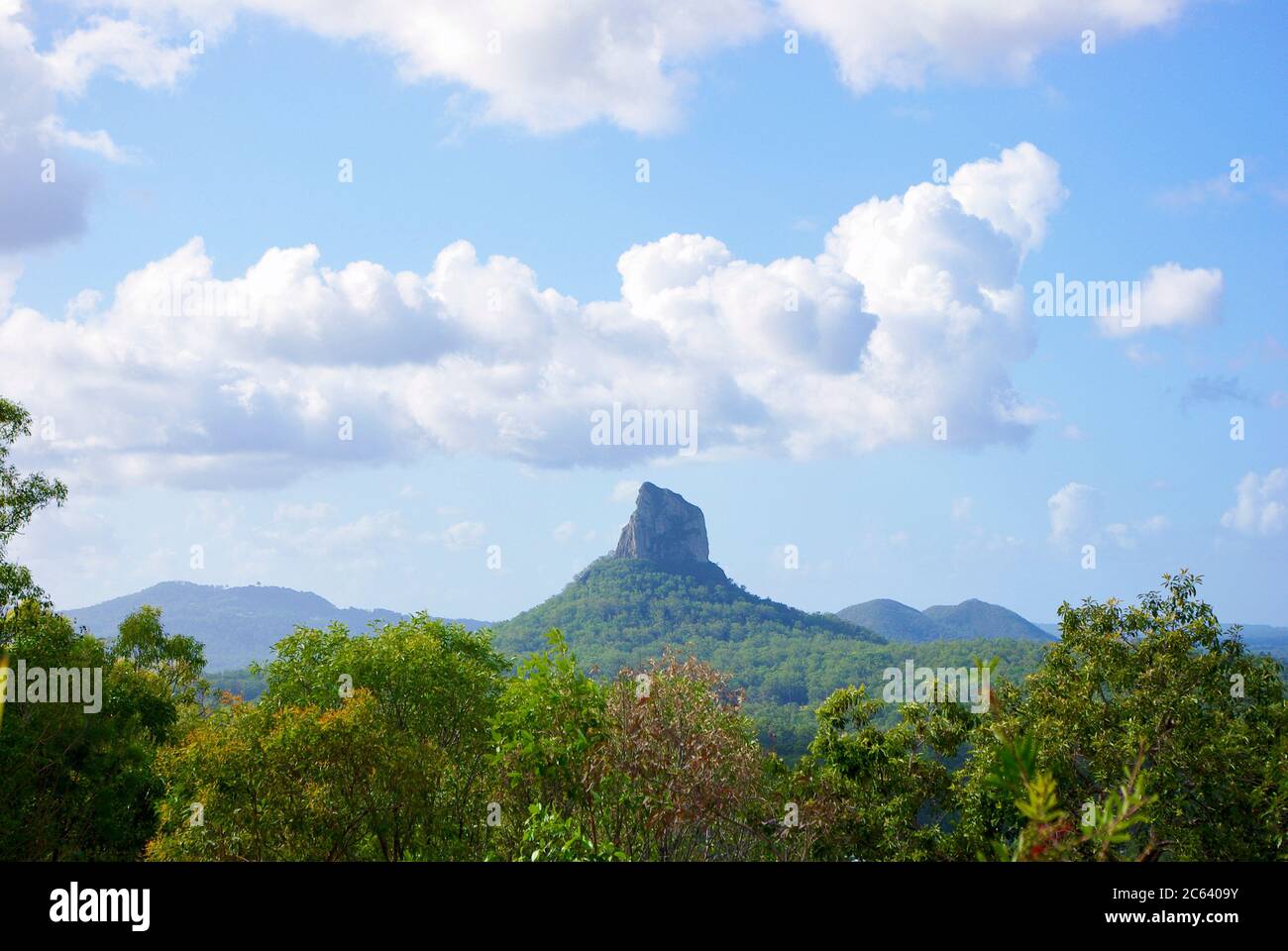 Monte Coonowrin Glasshouse Mountain en Sunshine Coast Hinterland Queensland Australia Foto de stock