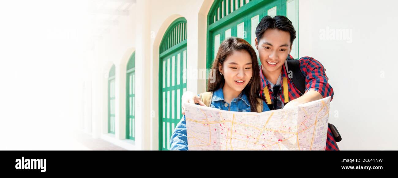 Imagen de banner panorámico de pareja asiática mirando el mapa mientras viaja de vacaciones en el área de la ciudad vieja de Bangkok Tailandia Foto de stock