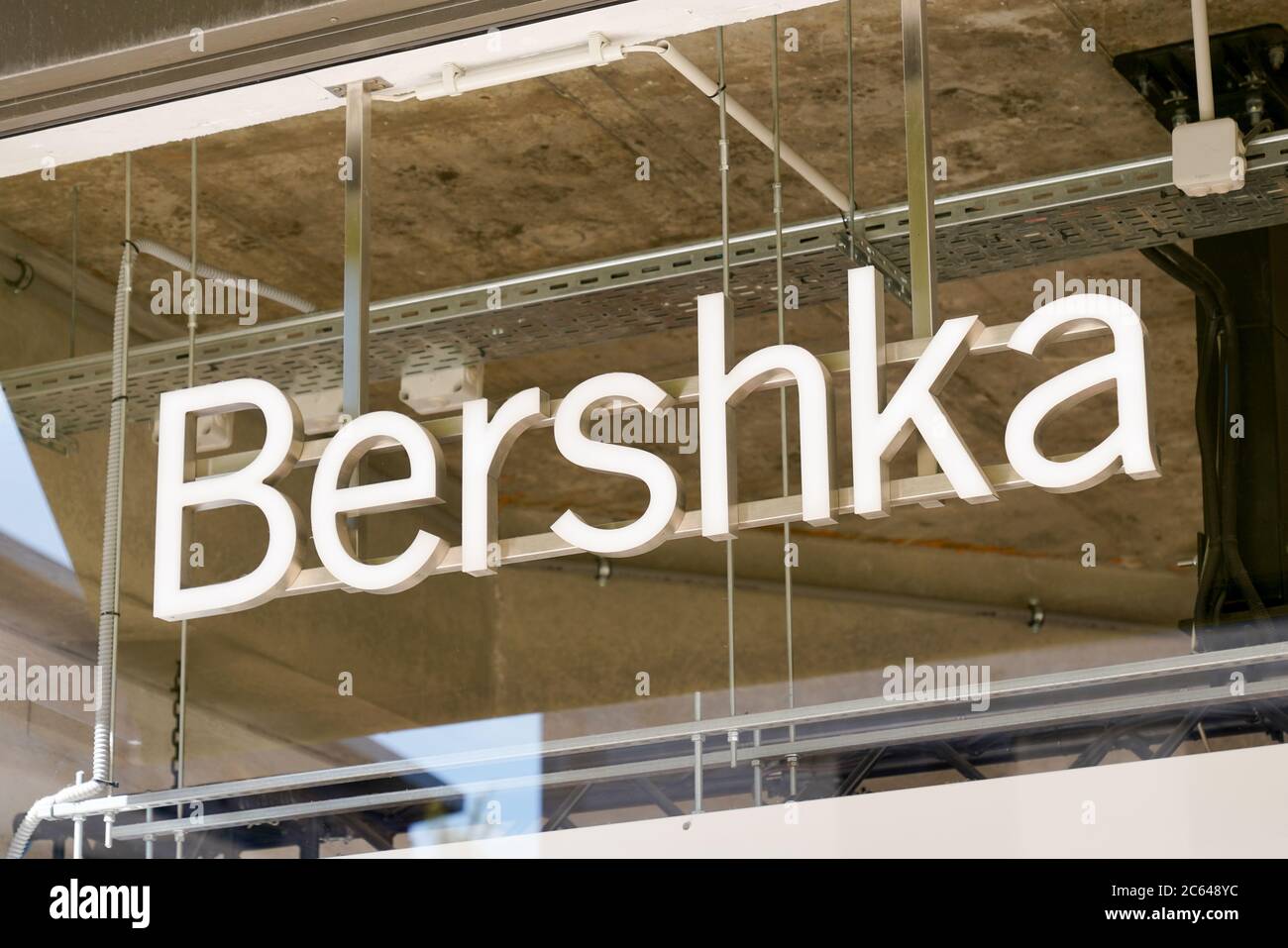 Burdeos , Aquitania / Francia - 07 05 2020 : Bershka firma tienda logo de  moda tienda de ropa parte del grupo Inditex español Fotografía de stock -  Alamy