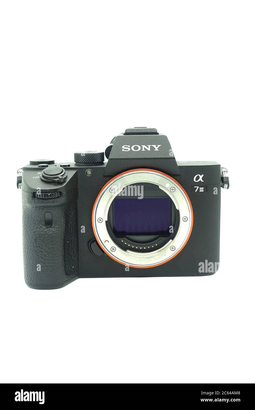 Sony A7 Marca iii contra fondo blanco aislado. Esta cámara sin espejo del  año 2018 es una cámara sin espejo fullframe con un tamaño muy compacto  Fotografía de stock - Alamy