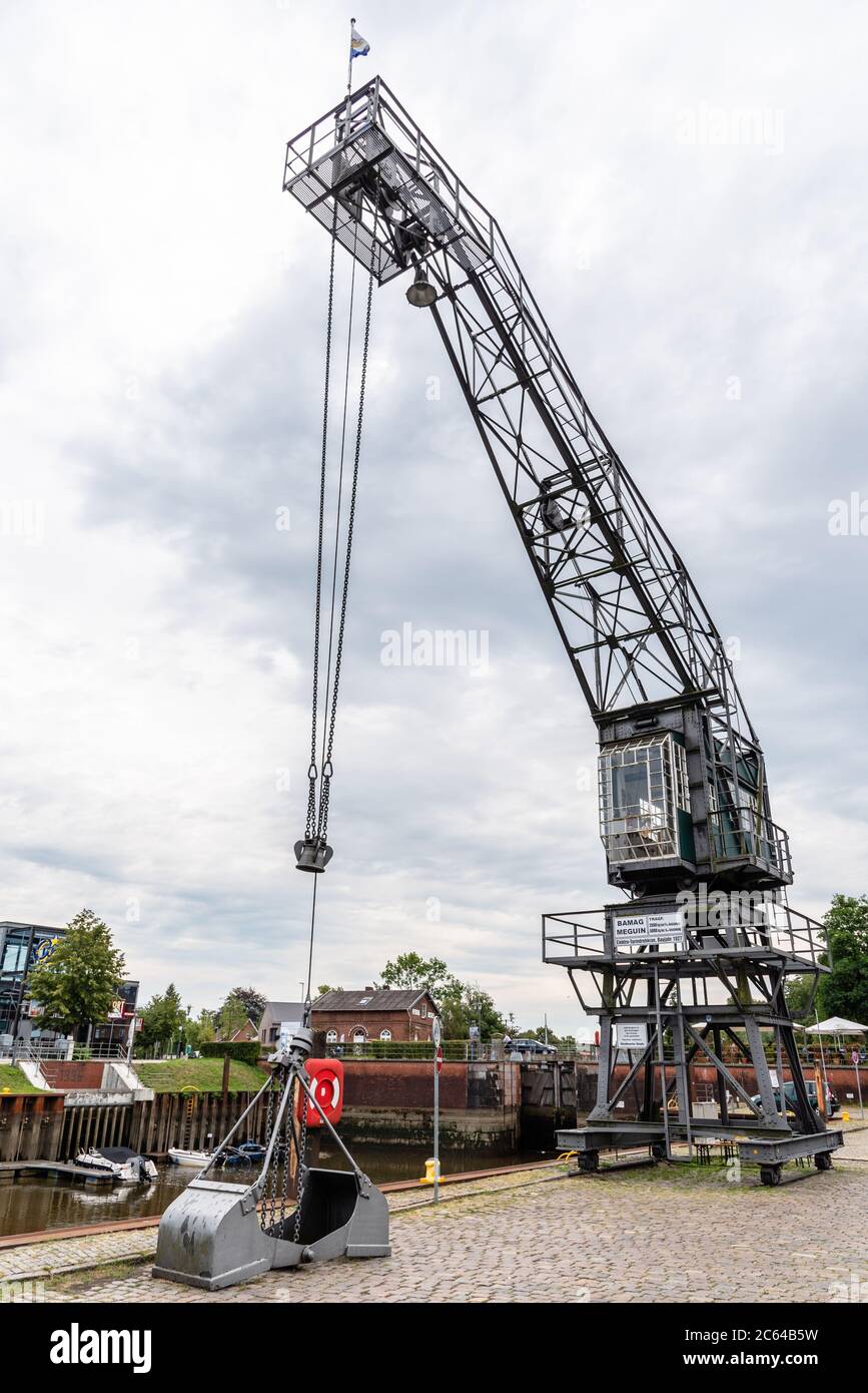 Stade, Alemania - 5 de agosto de 2019: Grúa antigua en el puerto de Stade Foto de stock