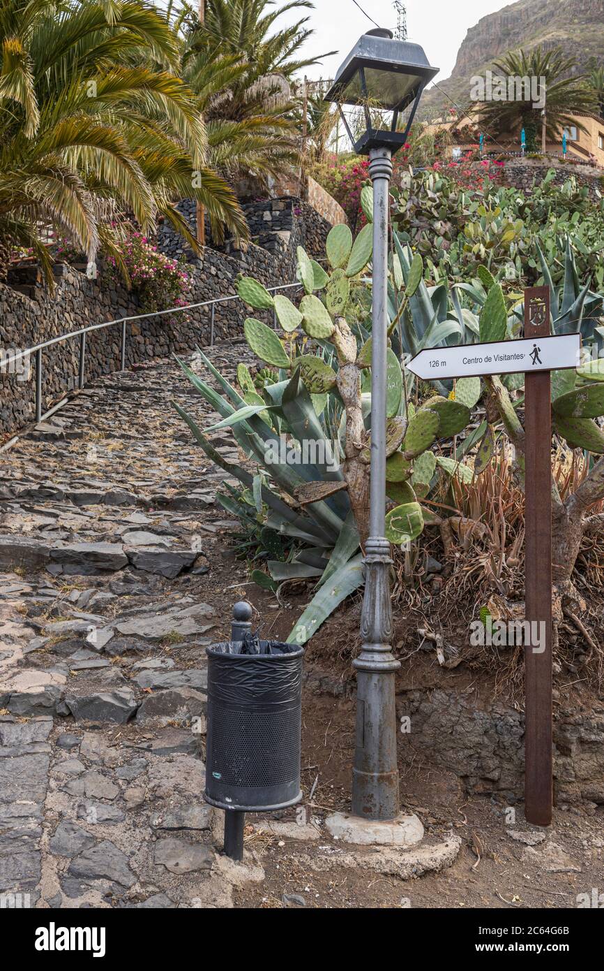 Los caminos a través del pueblo normalmente ocupado con turistas visitantes están vacíos después de la encinta covid 19, Masca, Tenerife, Islas Canarias Foto de stock