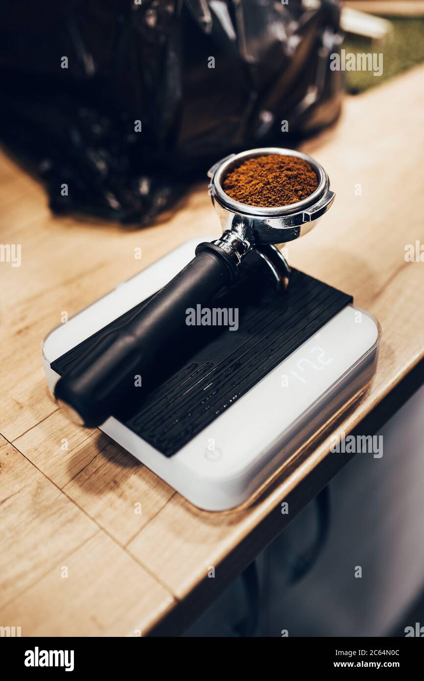 El barista profesional pesa el soporte con café en la báscula - preparar  café bajo presión en una máquina espresso Fotografía de stock - Alamy
