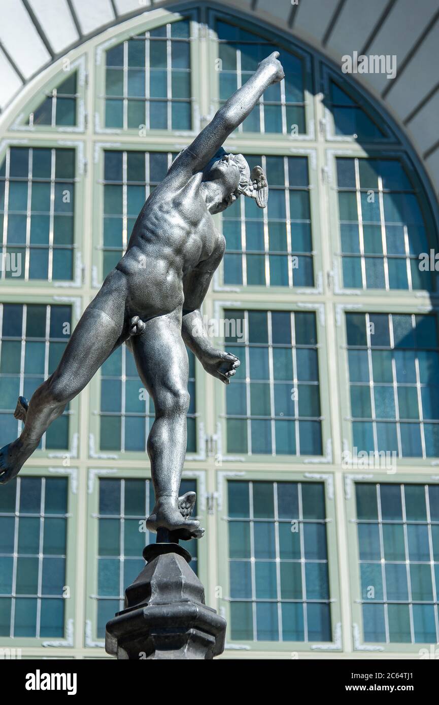 Estatua Del Dios Griego Hermes O Mercurio Equivalente Romano En El