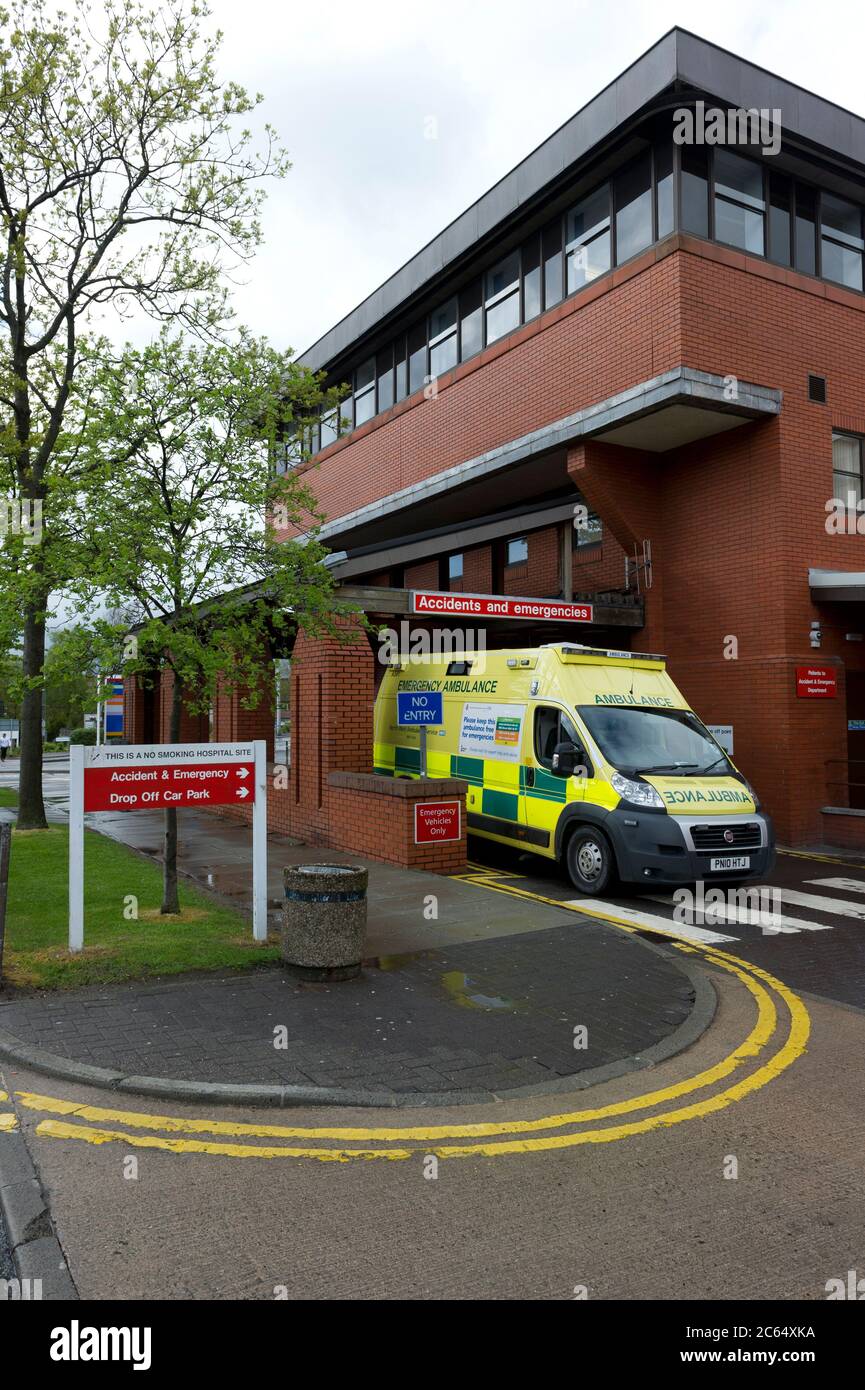 Una ambulancia del NHS estacionada fuera de un departamento DE A&E listo para transportar a los pacientes. Foto de stock
