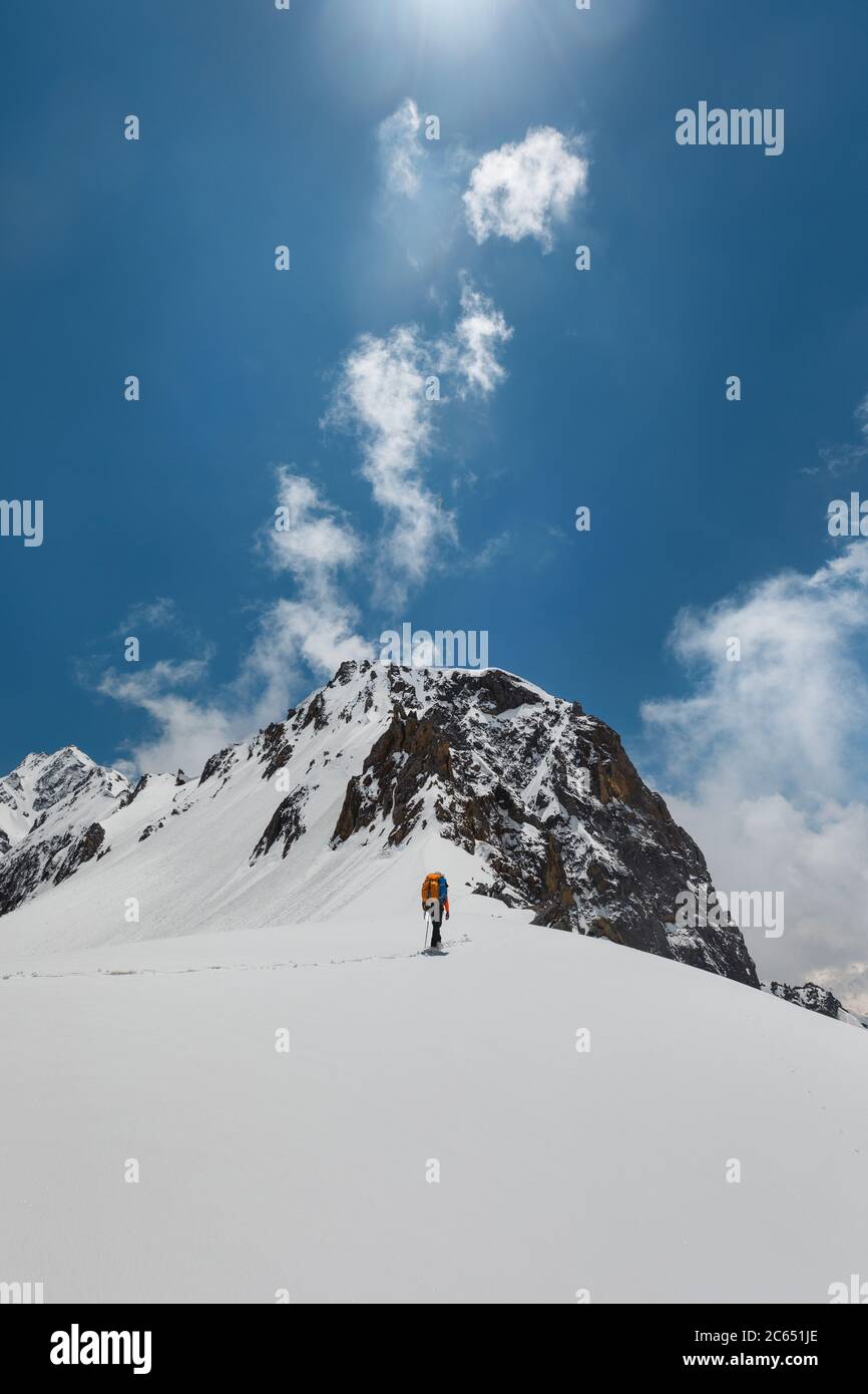 Senderismo en los campos de nieve de los Himalayas indios con la vista panorámica de alta altitud de las montañas más altas en el montañismo Foto de stock