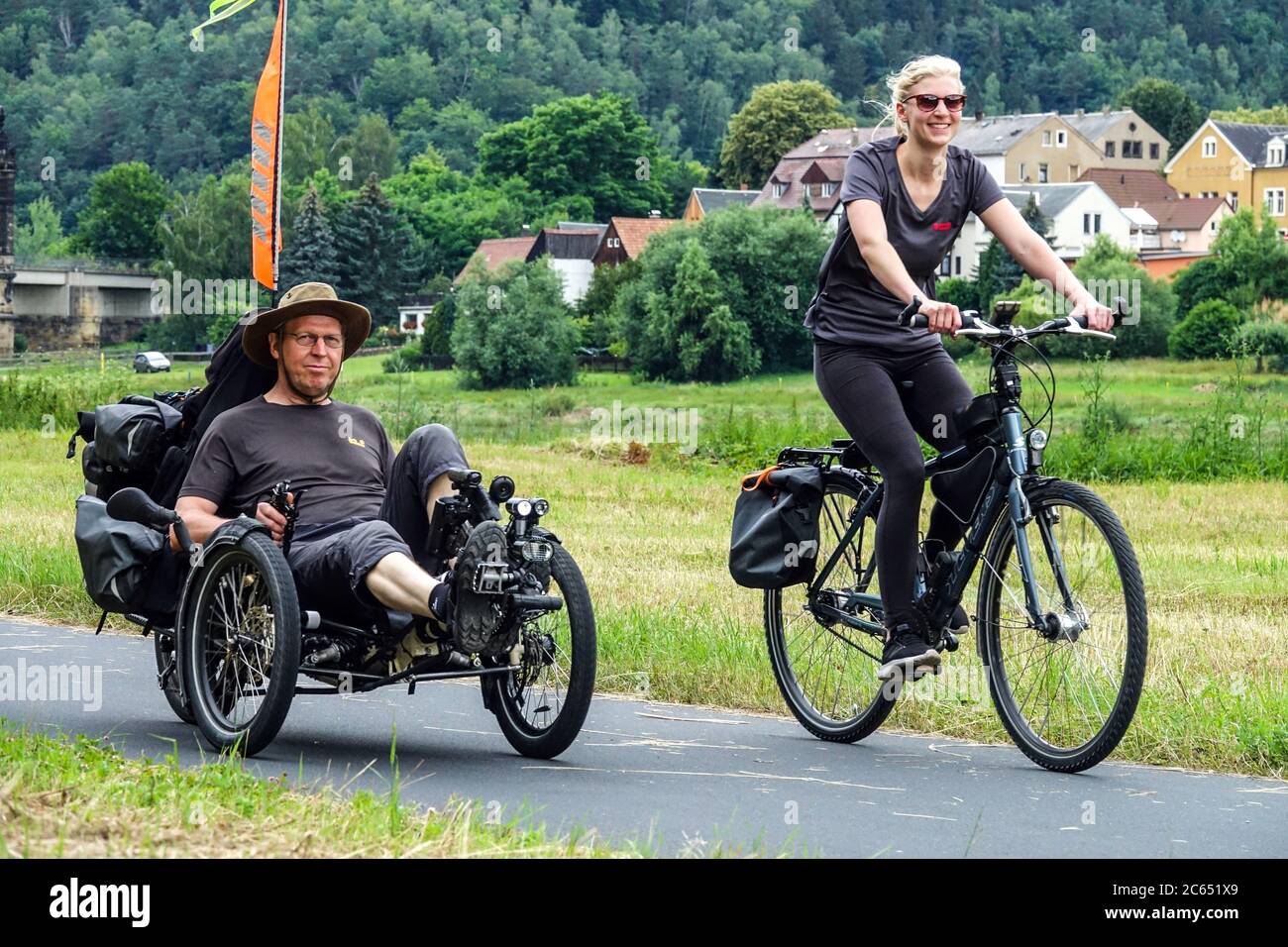 Gente ciclismo vacaciones Alemania bicicleta recostada, triciclo Alemania Sajonia Foto de stock