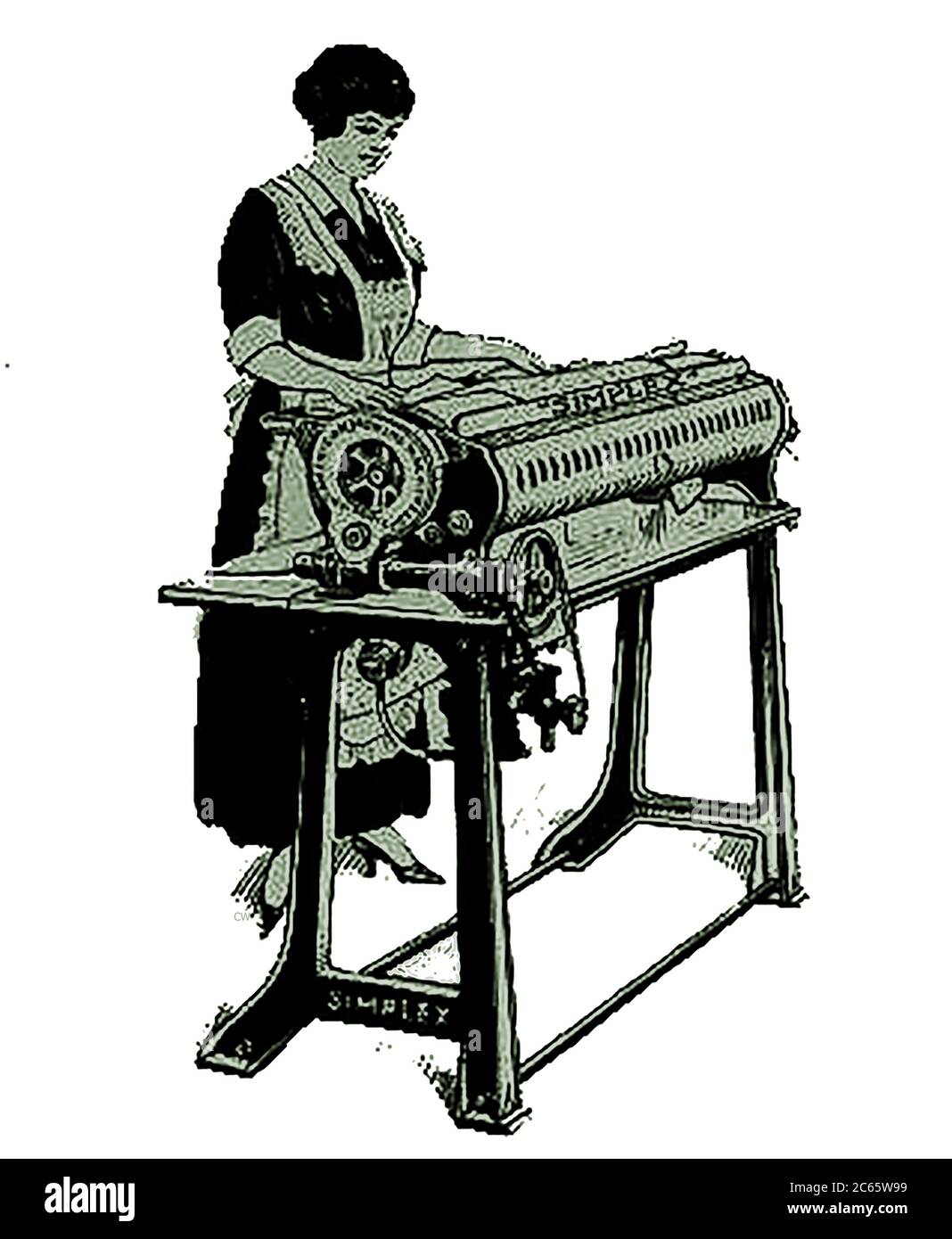 Una mujer que opera una máquina de planchado eléctrica doméstica Simplex  (de un anuncio canadiense de 1920). Fue construido y distribuido por la  American Plancha de la máquina de planchar de 506-168