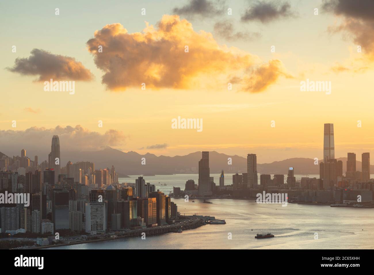 El horizonte de la isla de Hong Kong y Kowloon al atardecer, Hong Kong Foto de stock