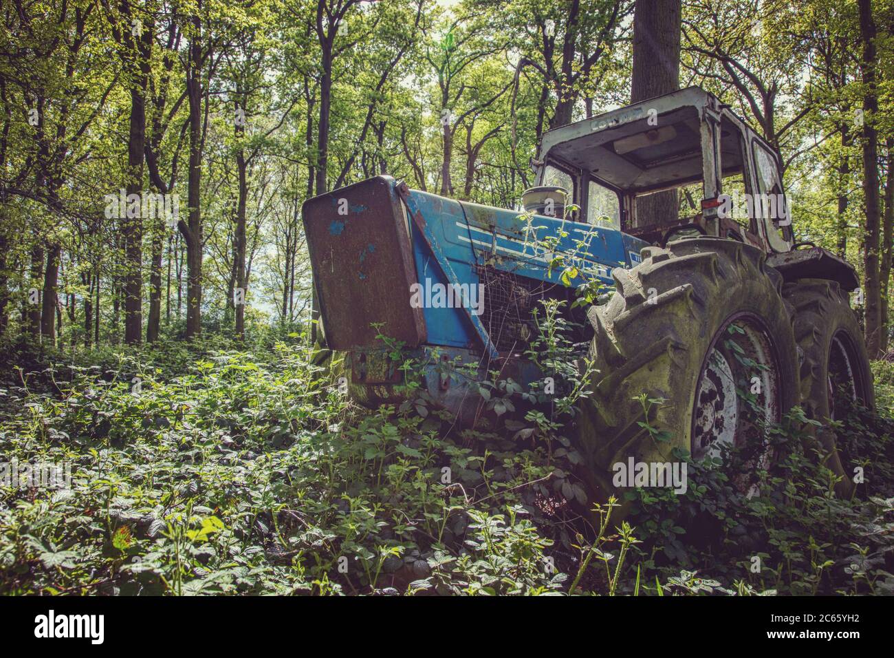 Abandonado y olvidado tractor Ford Foto de stock