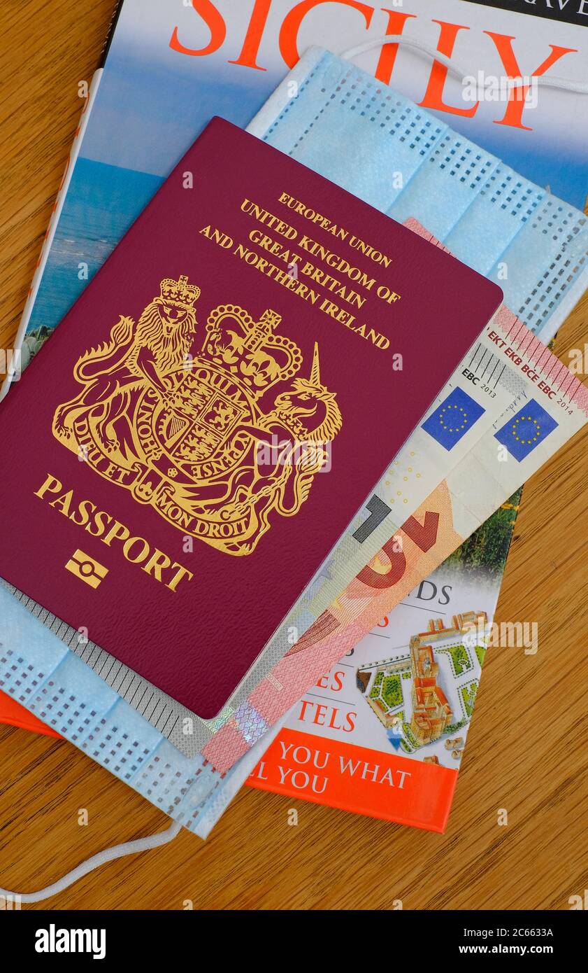 pasaporte británico y máscara, covid-19, coronavirus restricciones de viaje aéreo Foto de stock