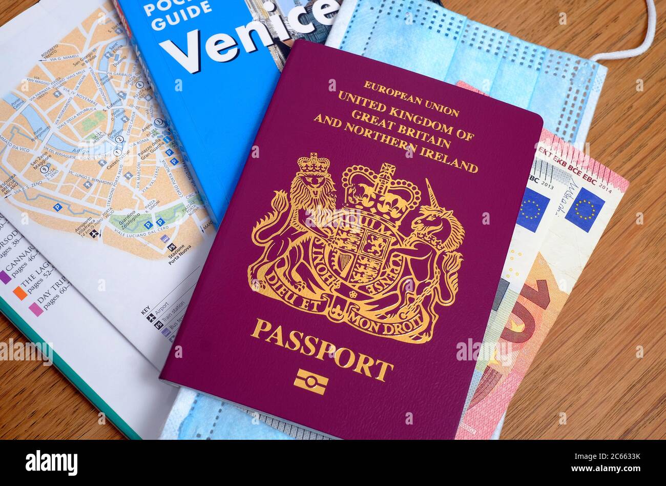 pasaporte británico y máscara, covid-19, coronavirus restricciones de viaje aéreo Foto de stock