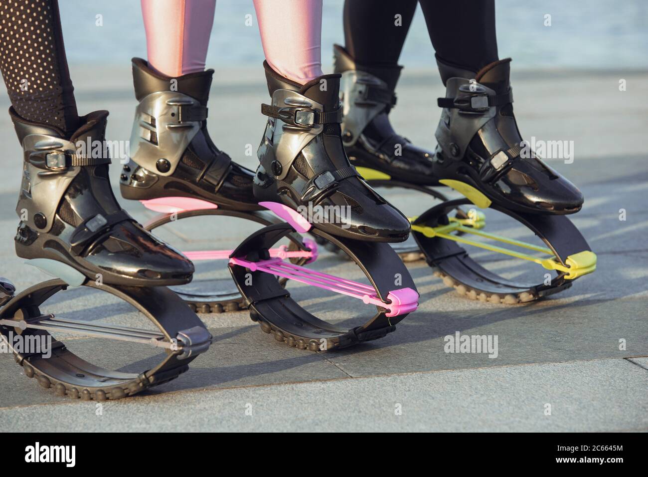 Primer plano kangoo zapatos, ropa deportiva para saltar. Las hembras se  encuentran en la calle en el día soleado del verano. Salto alto, movimiento  activo, acción, fitness y bienestar. Se adaptan a