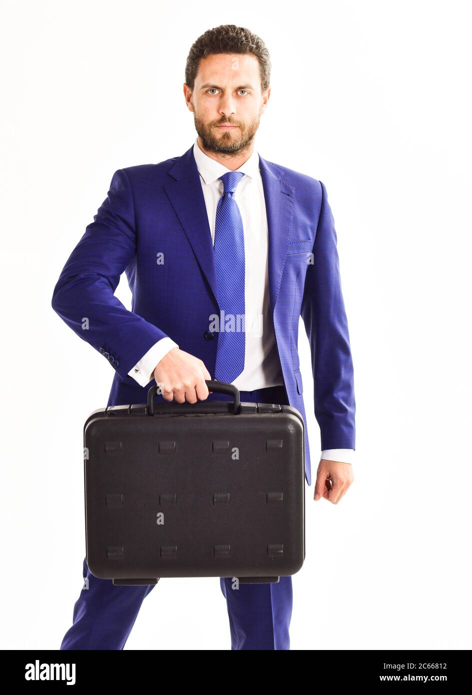 El hombre lleva el caso en la mano. Concepto de gente de negocios. Hombre  de negocios con barba entregando maletín para el reparto. Hombre en traje o  hombre de negocios con cara