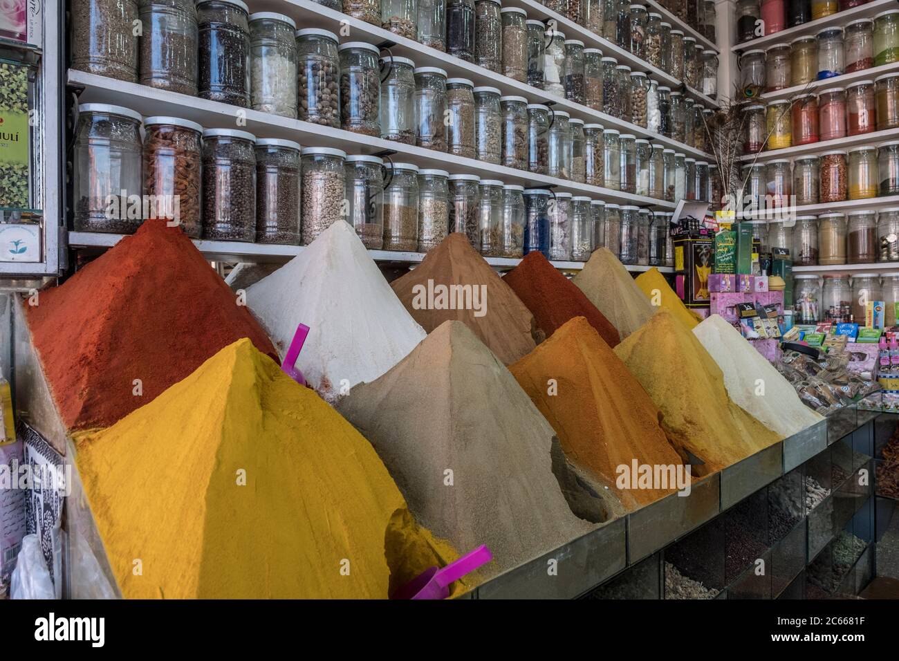 Tienda de especias en Marrakech, Marruecos Foto de stock